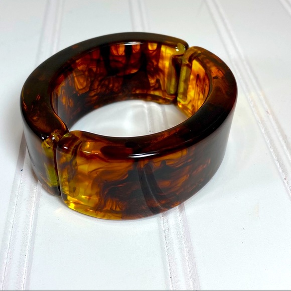 unbranded Jewelry - Tortoise cuff with 2 sided magnetic closure